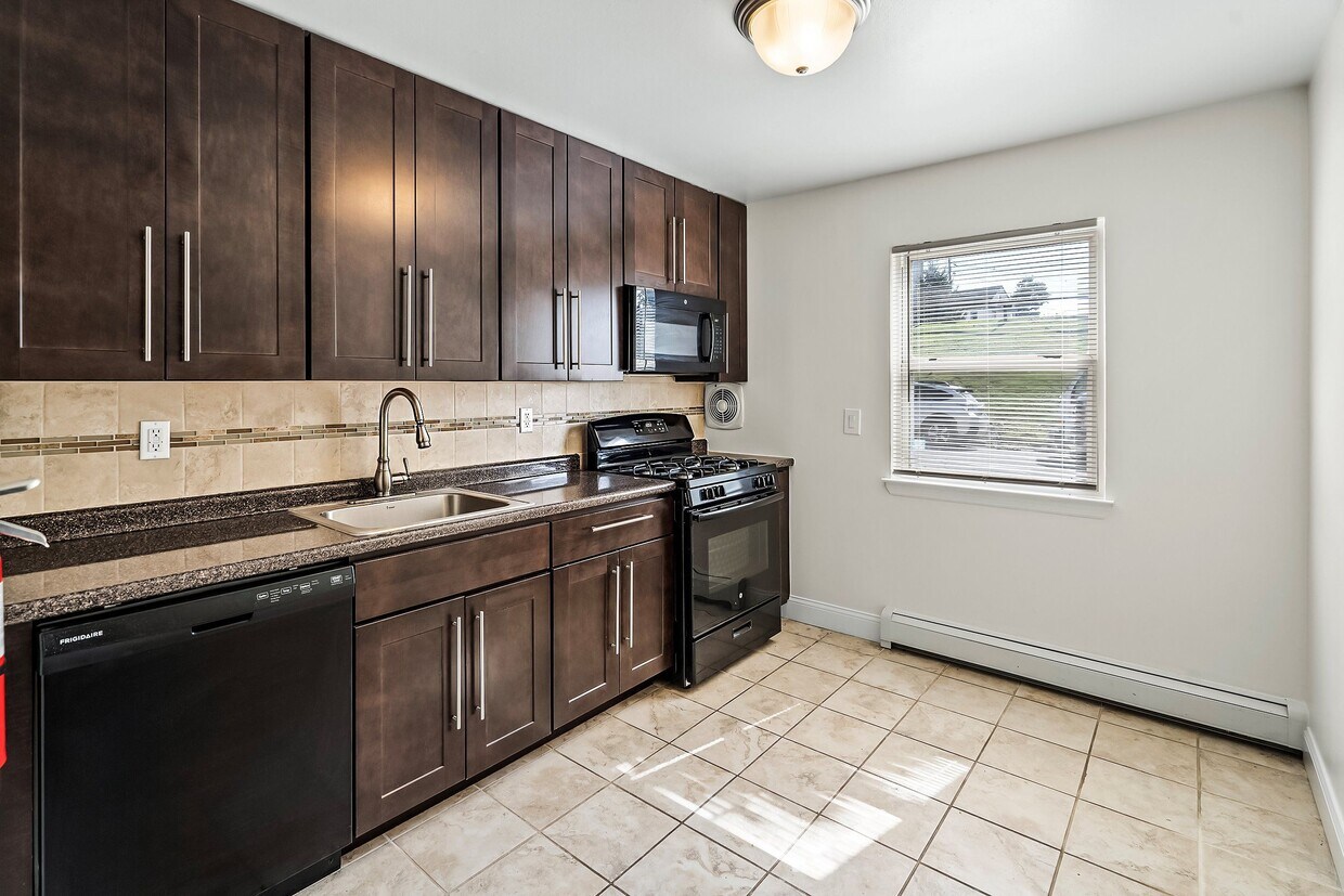 Foto principal - Clinton Manor Arms Apartments
