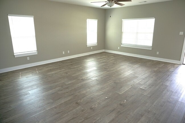 Building Photo - 3 Bedroom, 2 Bath Home in Valley View- MOV...