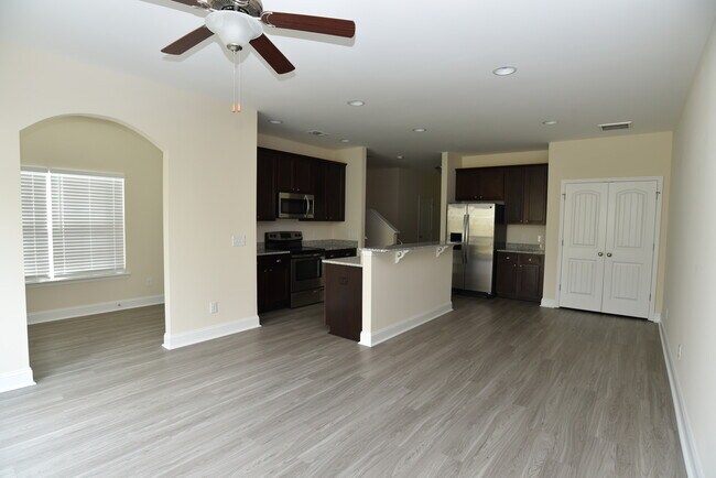 Foto del edificio - Richmond Hill- 3Br, 2 1/2 Bath Townhome