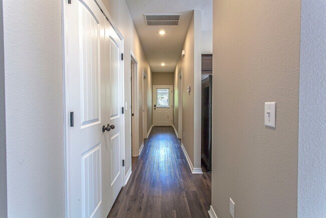 Building Photo - 3 Bed / 3 Bath 1200sqft House