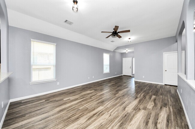 Foto del edificio - 2335 Spring Hollow Dr