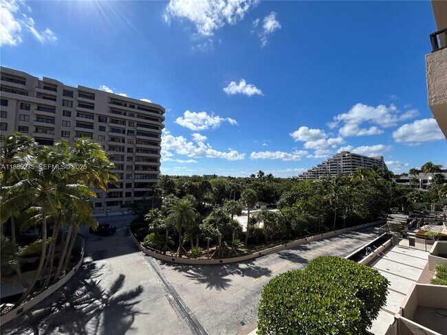 Foto del edificio - 251 Crandon Blvd