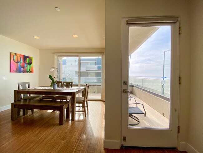 Dining area and outdoor porch - 2931 Ocean Front Walk