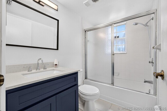 Building Photo - 1628 SE Green Acres Cir