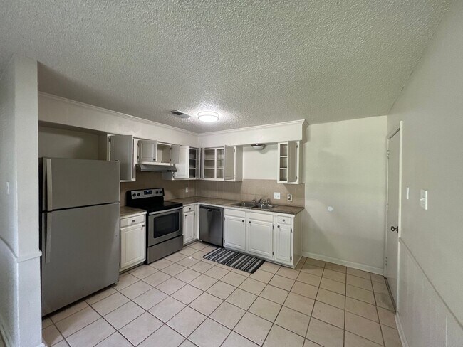 Building Photo - Country Club Estates off Brentwood at Jeff...