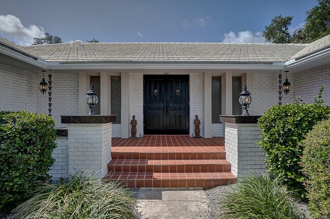 Building Photo - 800 SW 17th St