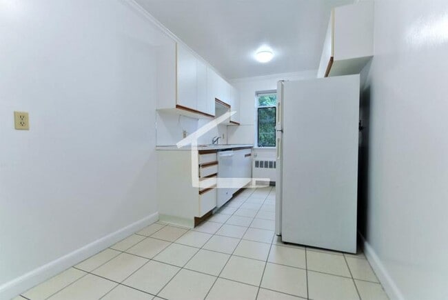 Building Photo - No Brokers Fee, One Month rent-Free, Heat,...