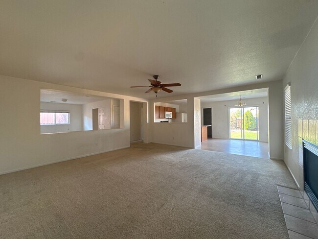 Building Photo - 3 Bed 2 Bath Home w/ Beautiful Backyard - ...