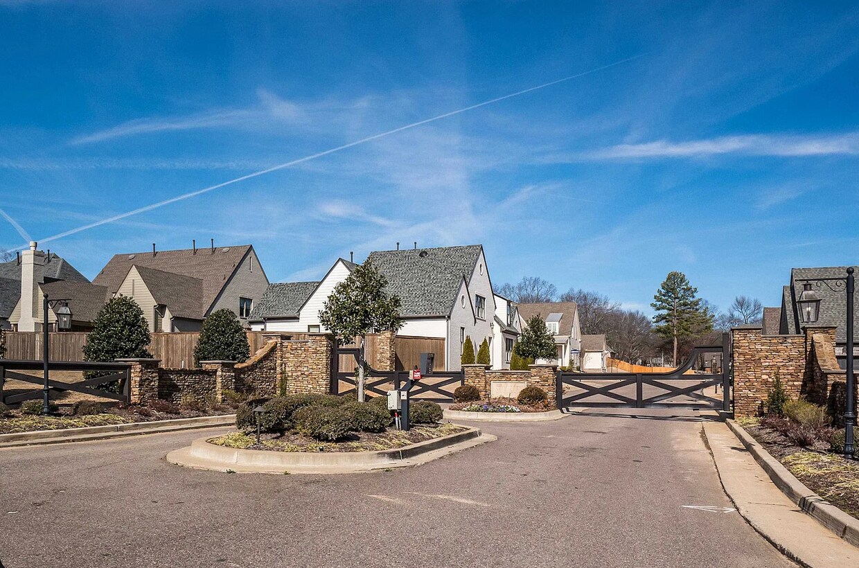 Foto principal - Custom-Built 4 Bedroom Home / Gated Community