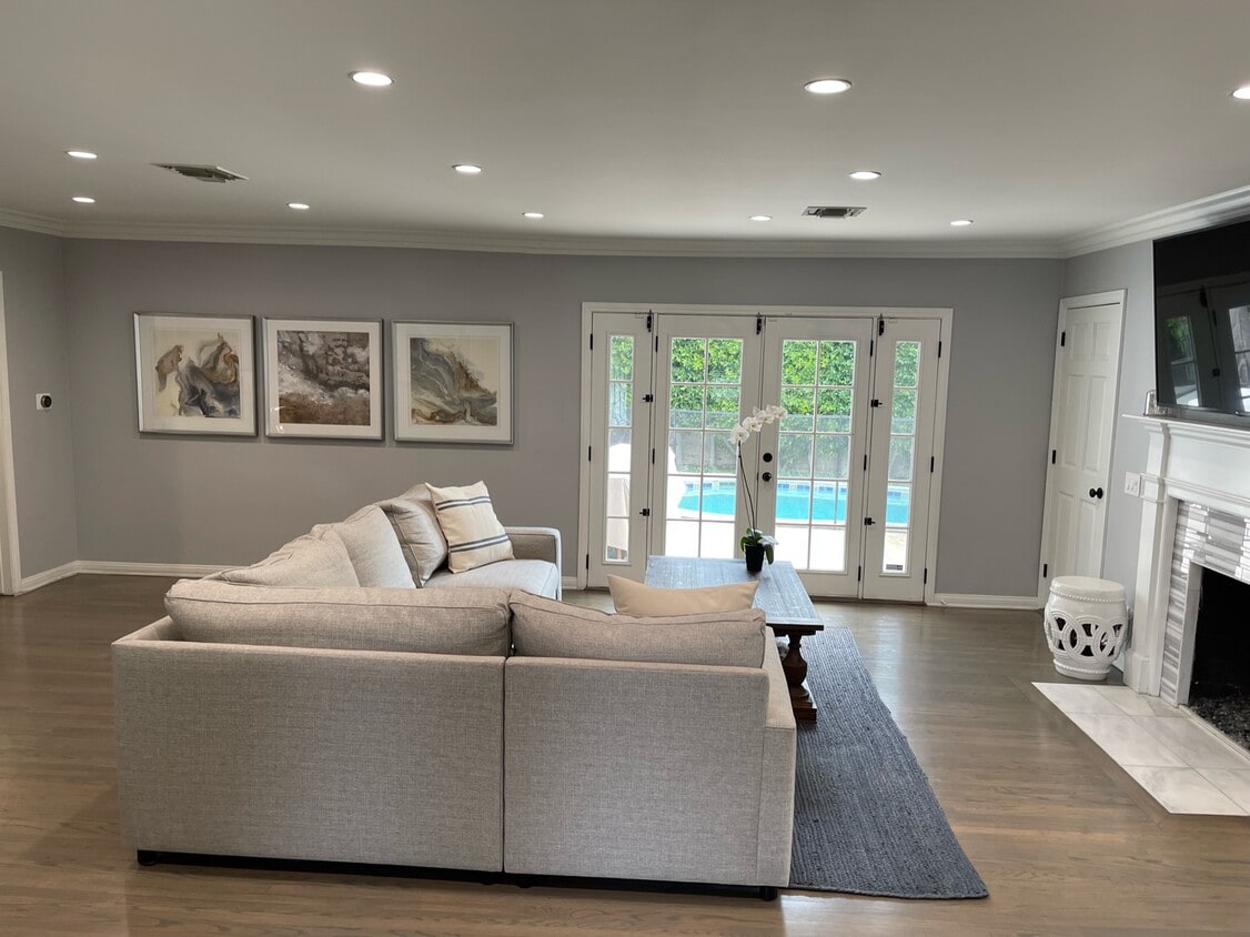 Living Room - 4320 Saugus Ave