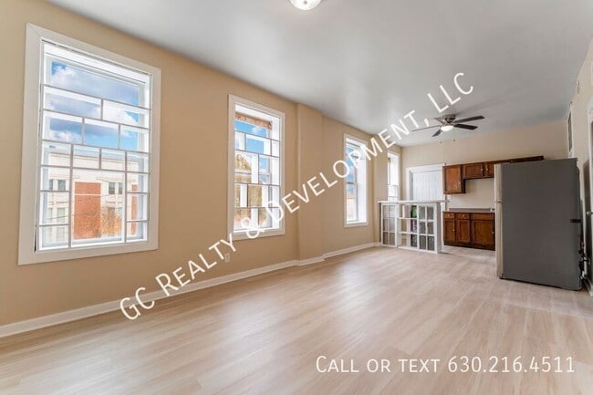 Foto del edificio - 3328 W Chicago Ave