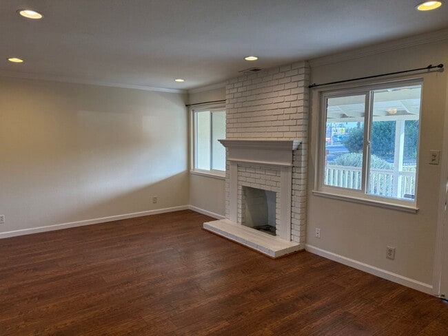Building Photo - Updated 3 Bedroom 1 Bath Home in Desirable Santa Clara Location!
