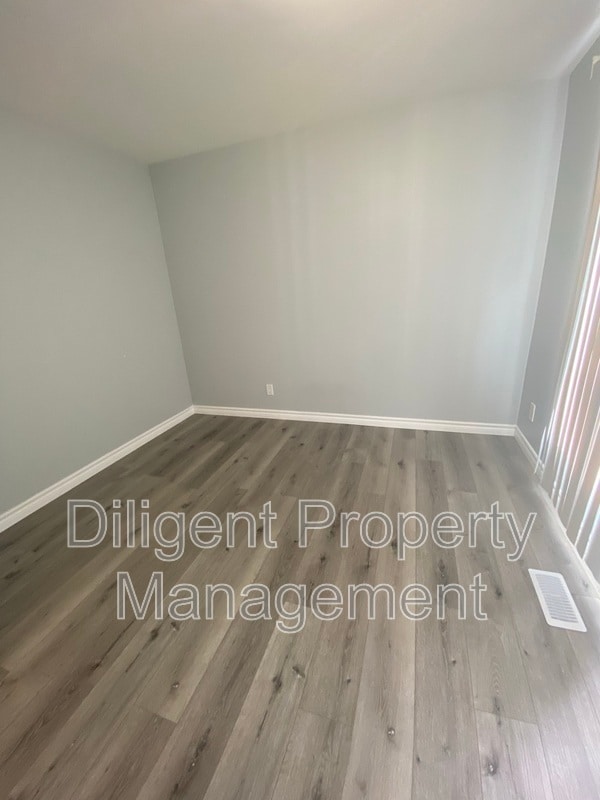 Photo du bâtiment - 260 Lansdowne St W