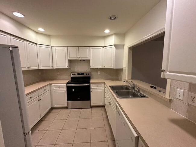 Building Photo - One Level Townhome in Forest