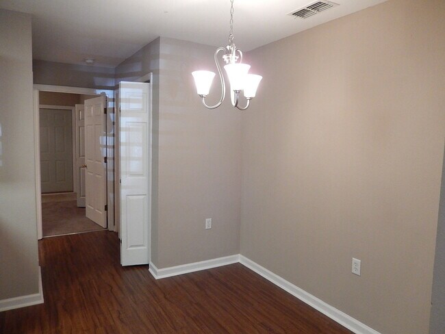Building Photo - AWESOME 3/3 in Great Location Will Have Ne...