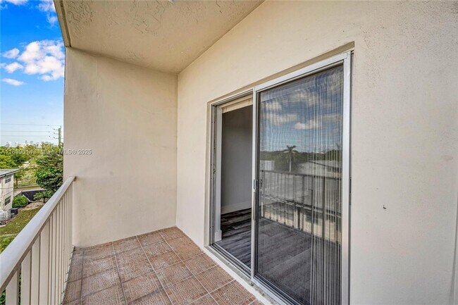 Foto del edificio - 16750 NE 10th Ave