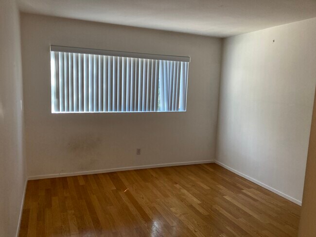 Building Photo - 1346 N Laurel Ave