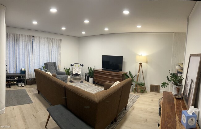 Building Photo - 2 br, 1 bath Duplex - 2715 Northeast Weidl...