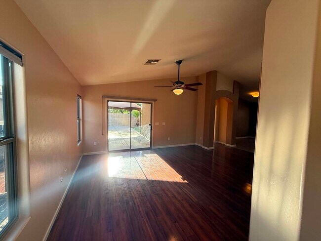 Foto del edificio - 8370 S Hunnic Dr