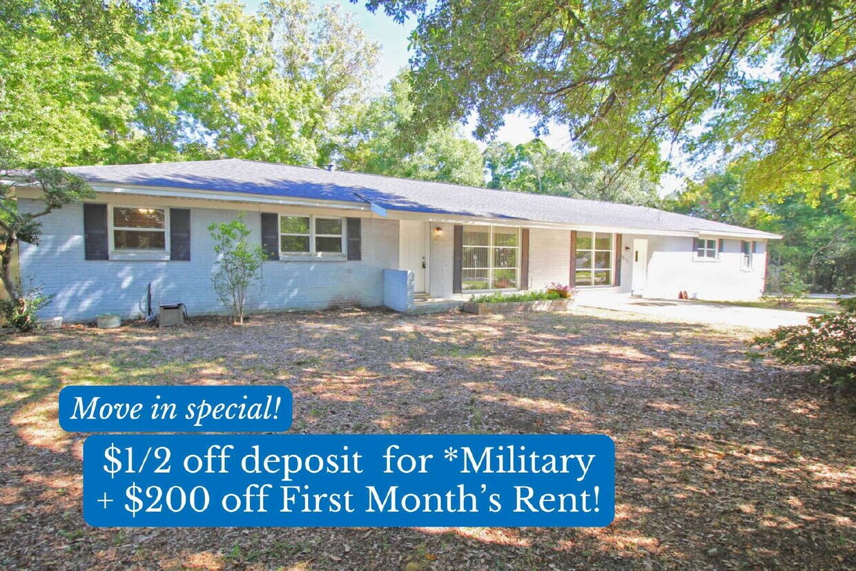 Foto principal - Northeast Pensacola Home- Entertainers Dream with Covered Deck & Fenced Backyard