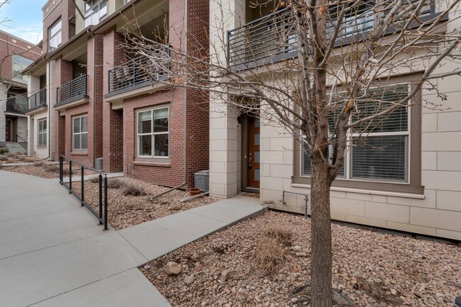 Building Photo - 415 Primrose Ln
