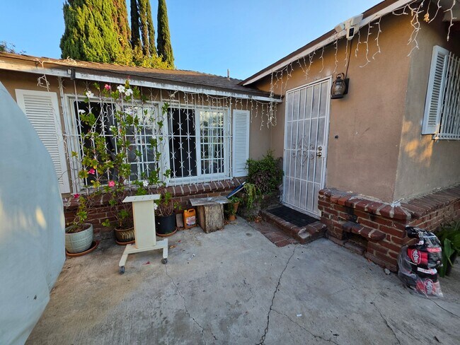 Foto del edificio - 1318 W 119th St
