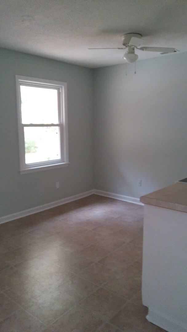 Building Photo - Charming 3 bedroom Home