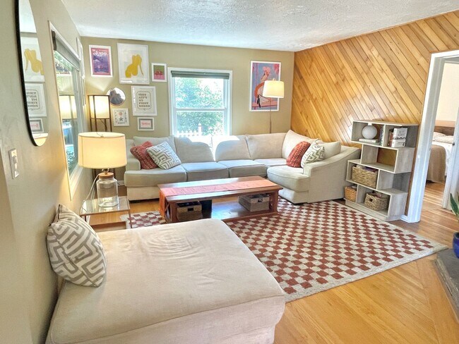 Building Photo - Charming Montavilla bungalow, 3 bed, 2 bat...