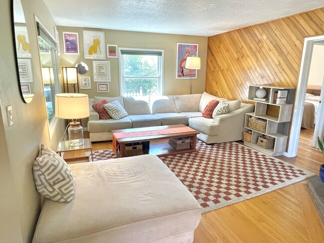 Building Photo - Charming Montavilla bungalow, 3 bed, 2 bath with fully fenced backyard