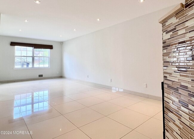 Building Photo - 35 Woodpecker Way