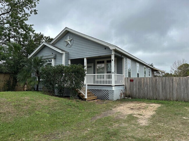 Foto del edificio - Charming and spacious home for rent in Lee...