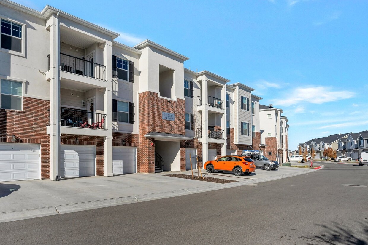 Foto principal - LIKE NEW TOP FLOOR HERRIMAN CONDO - AVAILA...