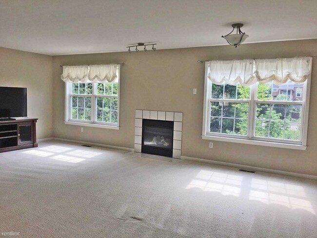 Building Photo - 3 br, 2.5 bath Condo - 3075 Barclay Way