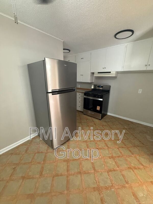 Building Photo - 2220 SW Plass Ave