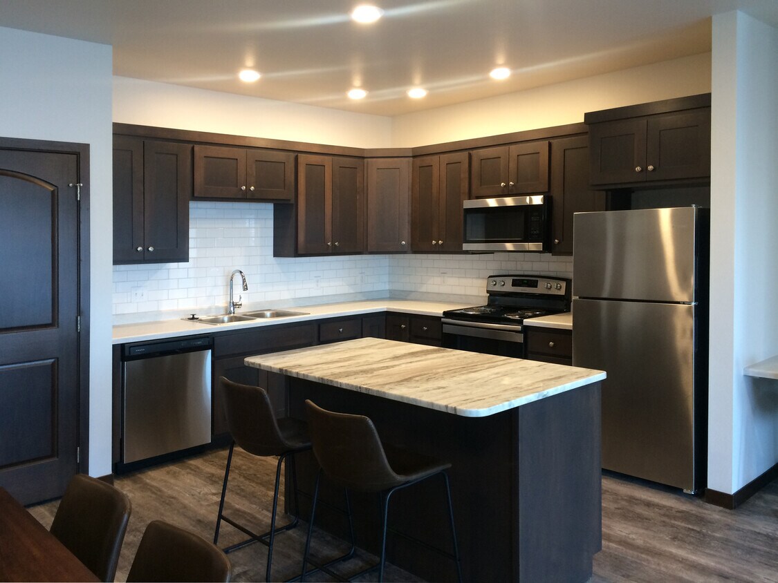 Kitchen - 2001 Kemp Pl E
