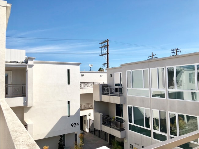 Building Photo - Stunning 2B/2BA Pacific Beach Condo w/ Parking & Few Blocks from Beach!