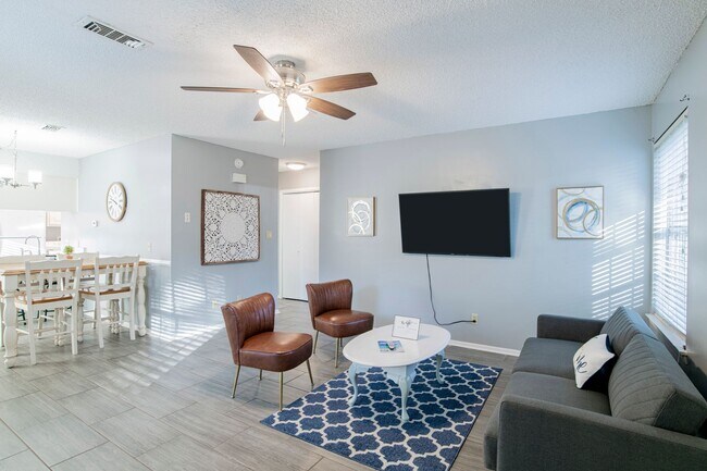 Foto del edificio - 2 Bed/1 Bath Condo with In-Ground Pool