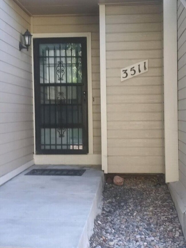 Foto del edificio - 3 Bed 1.5 Bath 1 Car Garage 2 Story Town Home