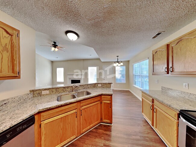 Foto del edificio - 7117 Daerwood Pl