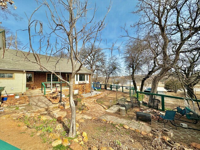 Building Photo - Rustic Charm