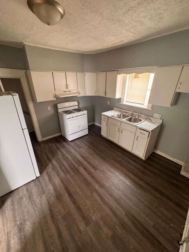 Foto del edificio - Large 4 bedroom Home