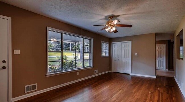 Building Photo - 1335 Laverte Cir SW