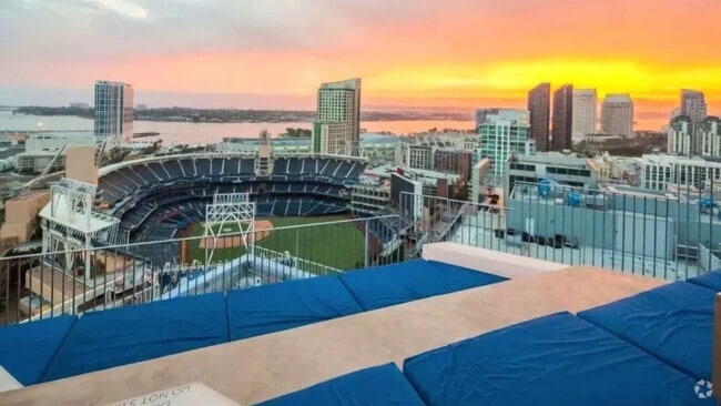 Rooftop Sky Deck - 350 11th Ave