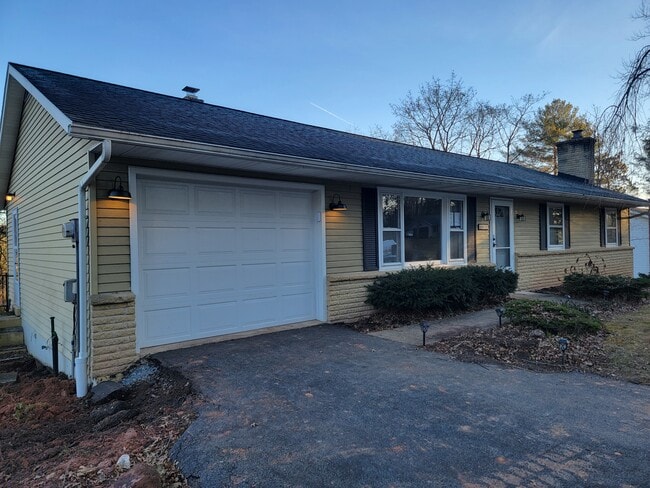 Building Photo - 40 Pine Crest Dr