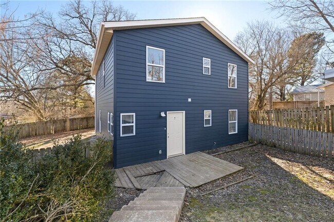 Building Photo - 457 E 7th St