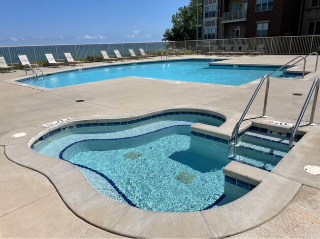 Lake View Heated Pool & Outdoor Whirlpool - 4100 S Lake Dr