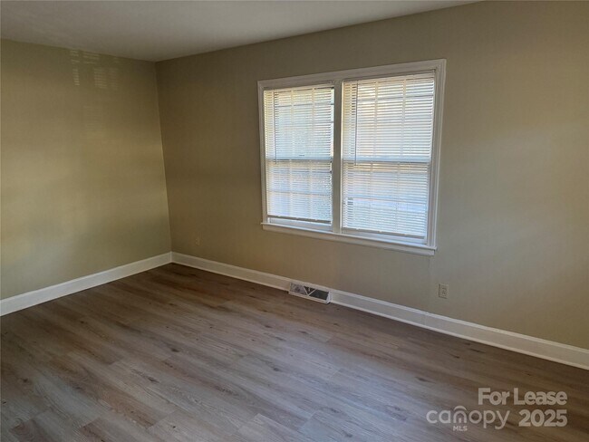 Foto del edificio - 3728 Dresden Dr E