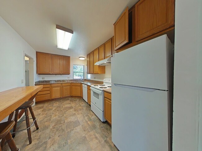 Foto del edificio - 3 Bedroom House + Bonus Room ~ Close to Ca...