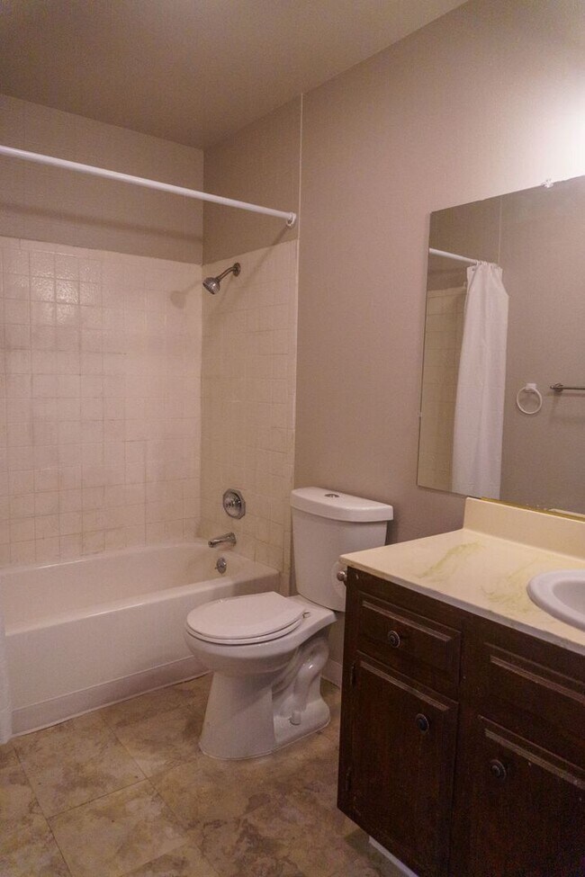 Foto del edificio - Spacious Three Bedroom, Two Bathroom House featuring Two Car Garage With Huge Yard