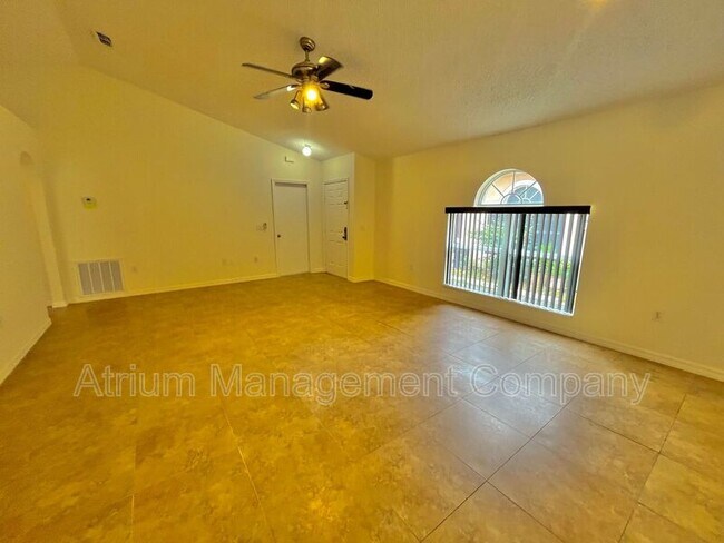 Foto del edificio - 371 Placid Lake Dr